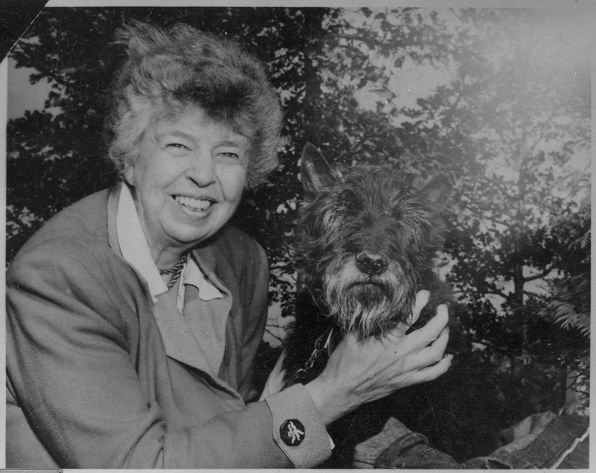 Hyde Park, NY - Fayil:Eleanor Roosevelt and Fala at Val,Kill in Hyde Park, New York - NARA  - 19